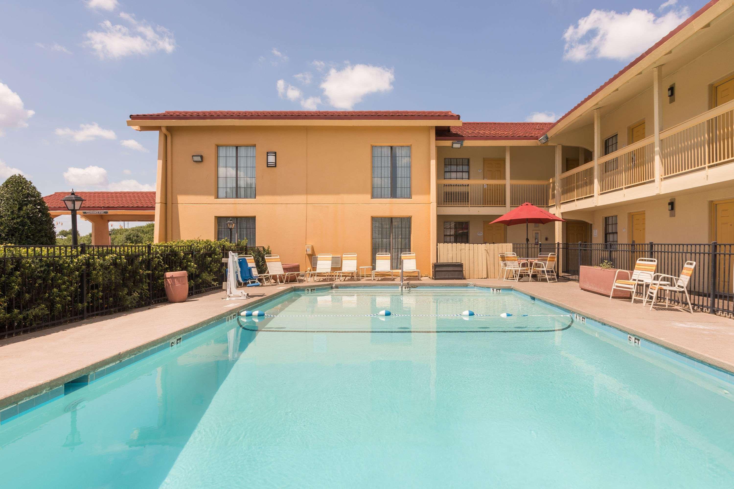 Baymont By Wyndham Greenville Woodruff Rd Eksteriør billede